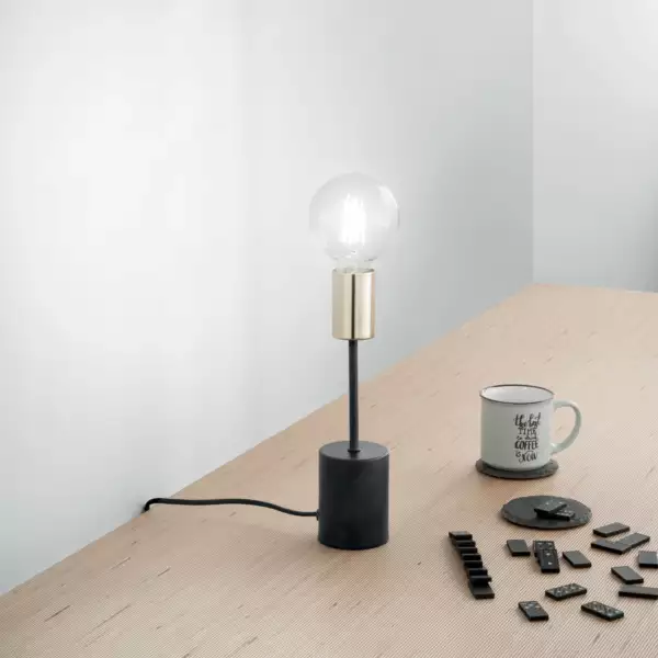 Lampe de table AXON en métal noir et doré avec câble en tissu – Image 2