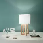 Lampe de table BERRY en bois naturel avec abat-jour en tissu blanc – Image 2