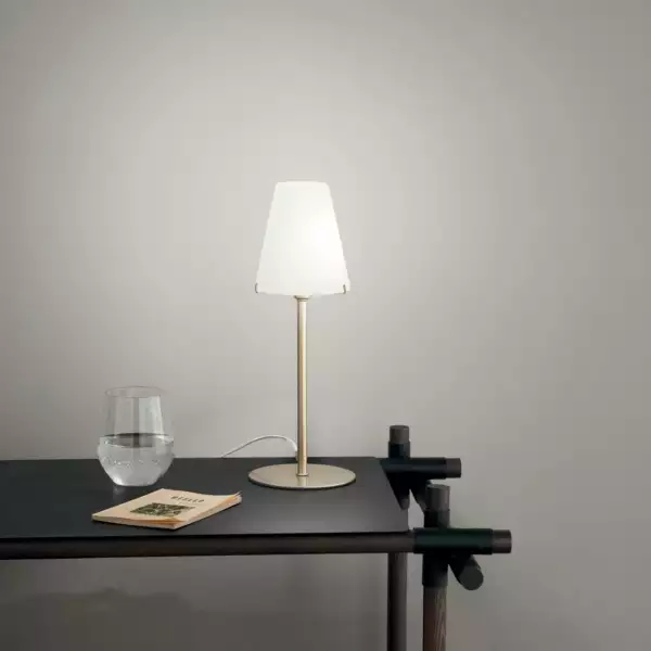 Lampe de table CANTO en métal doré avec diffuseur en verre blanc – Image 3