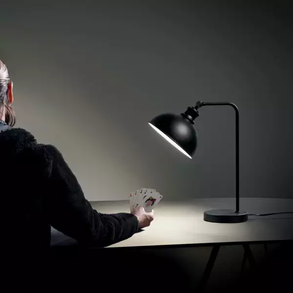 Lampe de table CHARLESTON en métal noir avec intérieur blanc – Image 2