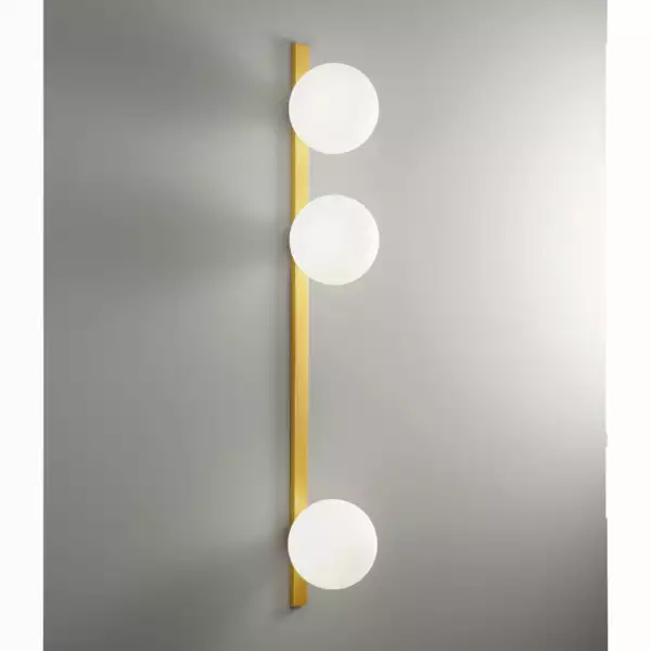 Applique enoire en métal doré avec trois diffuseurs en verre blanc – Image 2