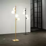 Lampadaire noir en métal noir avec quatre diffuseurs en verre blanc – Image 2