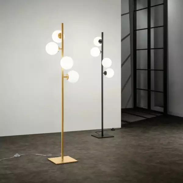 Lampadaire noir en métal noir avec quatre diffuseurs en verre blanc – Image 2