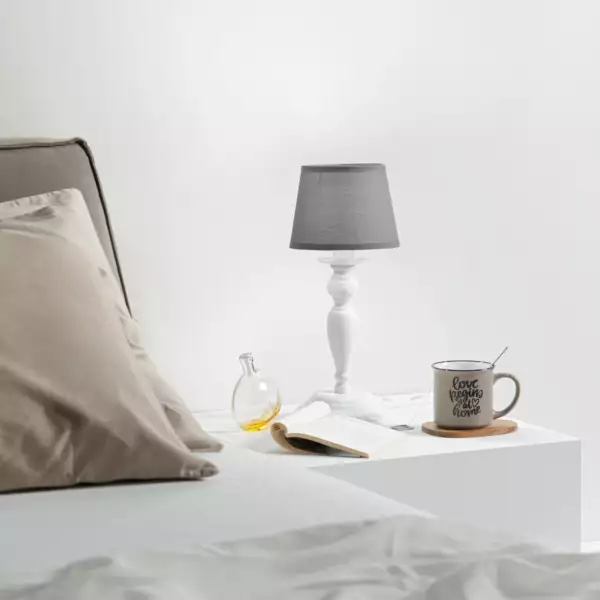 Lampe de table FAVOLA en métal blanc avec abat-jour en tissu – Image 2