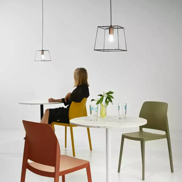 Lampe à suspension harlem en métal noir avec douille en cuivre 20,5 x 25 cm – Image 3
