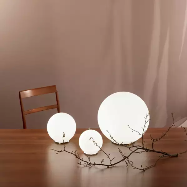 Lampe de table CITY en métal chromé et diffuseur sphère blanche de 15 cm – Image 2