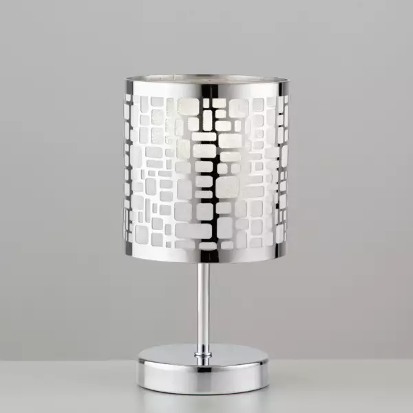 Lampe de table MAYA en acier chromé avec décor découpé au laser – Image 2