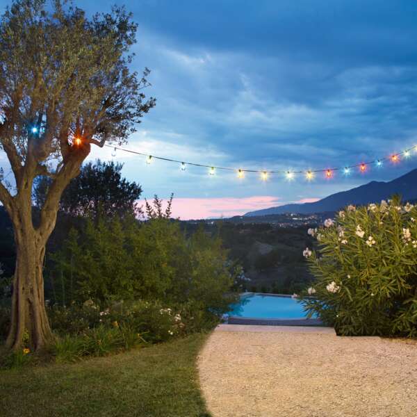 Guirlande électrifiée PICNIC avec lumières LED de différentes couleurs adaptée à l'extérieur – Image 3