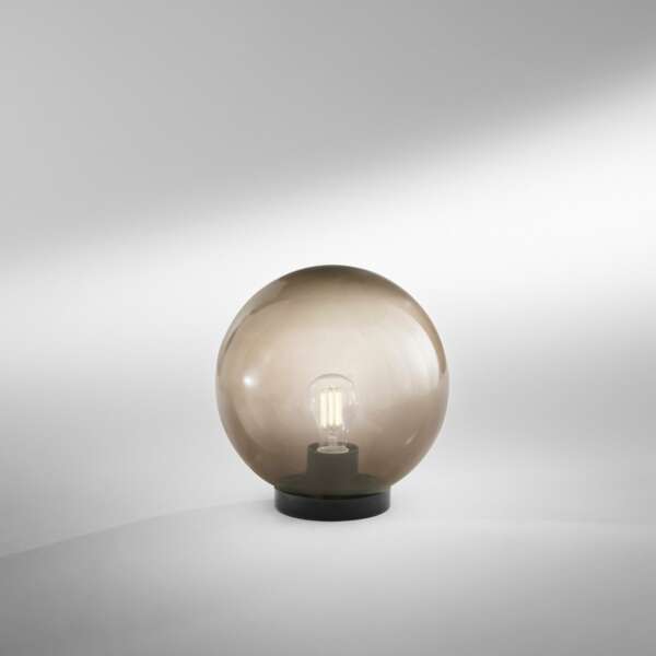 Lampe d'extérieur POLLY avec socle en plastique noir et sphère fumée de 20 cm – Image 2
