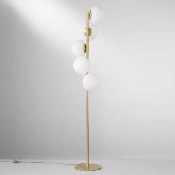 Lampadaire Ripple en métal doré avec cinq diffuseurs en verre blanc 160 cm – Image 2