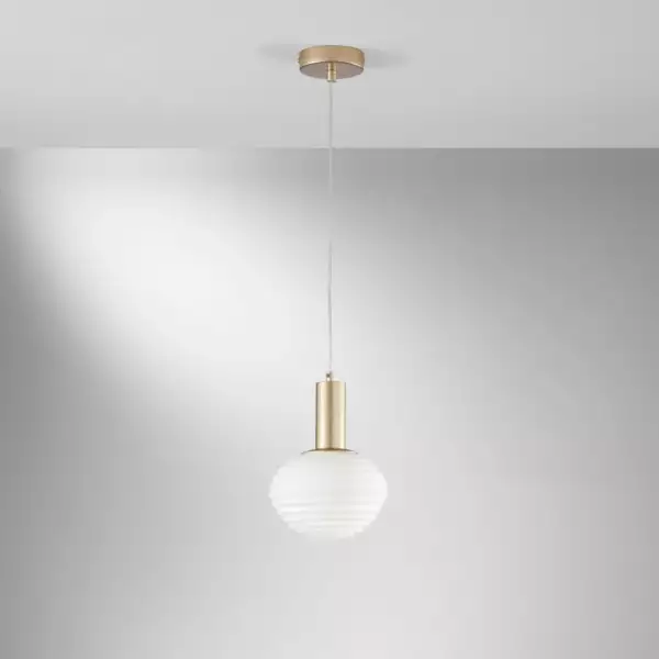 Lampe à suspension RIPPLE en métal doré et diffuseur en verre blanc 150 x 18 cm – Image 2