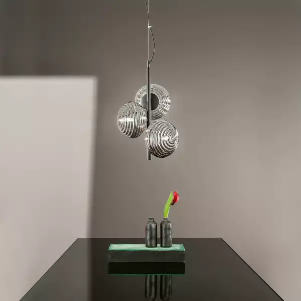 Lampe à suspension RIPPLE en métal noir avec trois diffuseurs en verre fumé 165 x 32,5 cm – Image 3