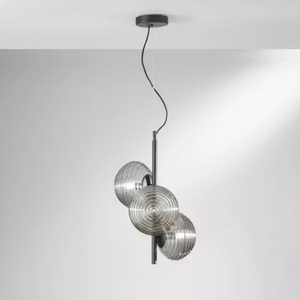 Lampe à suspension RIPPLE en métal noir avec trois diffuseurs en verre fumé 165 x 32,5 cm – Image 2