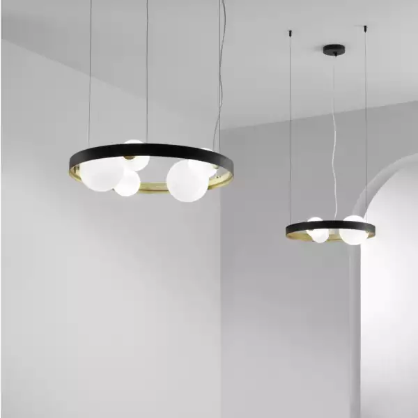 Lampe à suspension SONETTO avec structure en aluminium noir et doré avec trois diffuseurs en verre – Image 2