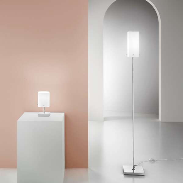 Lampadaire en métal chromé et diffuseur en verre blanc – Image 3