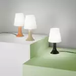Lampe de table BINGO avec base orange et diffuseur blanc 24,5 cm – Image 3