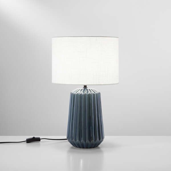 Lampe de table KIOWA en céramique plissée bleu canard avec abat-jour en tissu de 46 cm – Image 2