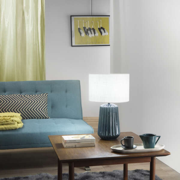 Lampe de table KIOWA en céramique plissée bleu canard avec abat-jour en tissu de 46 cm – Image 4