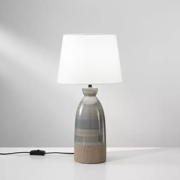 Lampe de table navajo en céramique gris tourterelle avec abat-jour en tissu 49 cm – Image 2