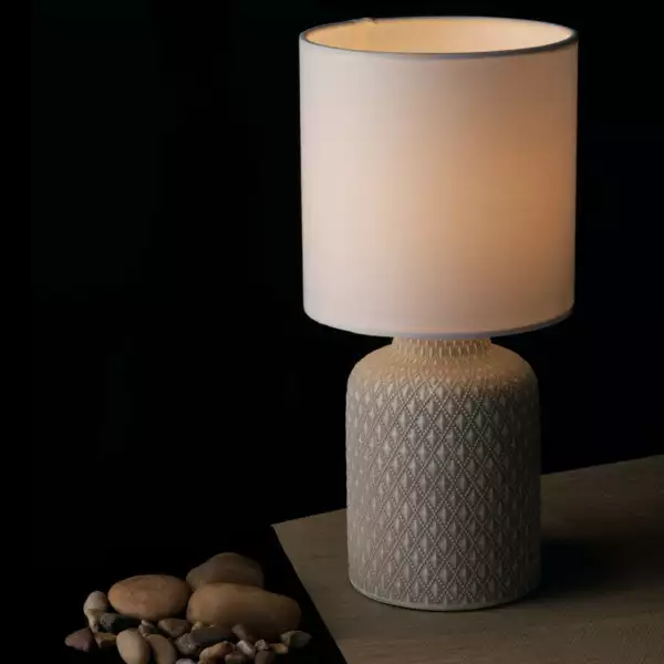Lampe de table RAVELLO en céramique blanche avec abat-jour en tissu – Image 2